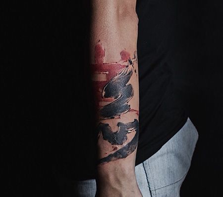 男士手臂黑红色霸气善恶字纹身图案