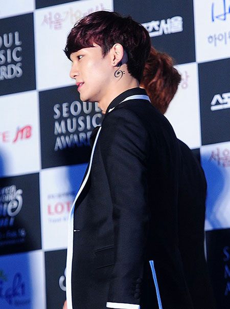 EXO张艺兴颈部纹身图案