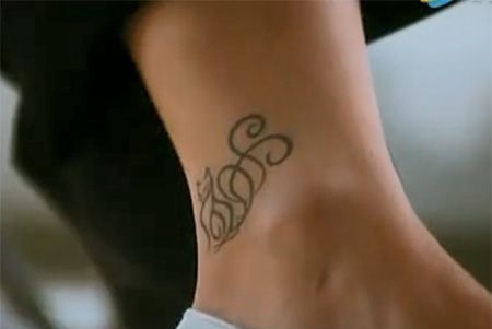 唐嫣电影赏金猎人中脚踝上纹身图案