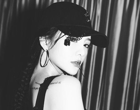 李小璐后肩性感英文纹身图片