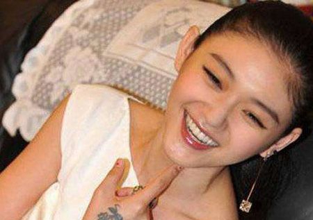 美女明星大S虎口小花朵纹身图片