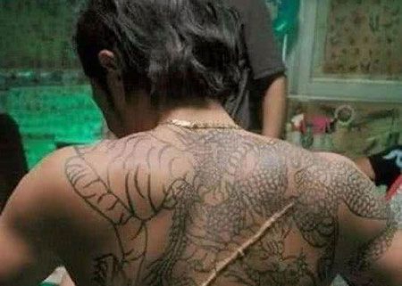 古天乐后背帅气纹身