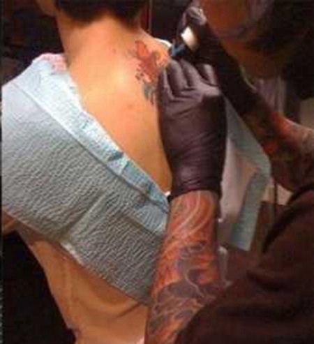 快女苏妙玲背部纹身图片