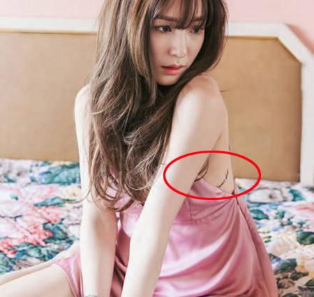 性感Tiffany黄美英私处英文纹身