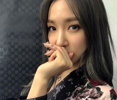 韩国女星黄美英手指简单花朵纹身