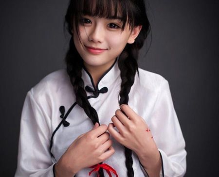 清纯女神南笙姑娘虎口大雁纹身