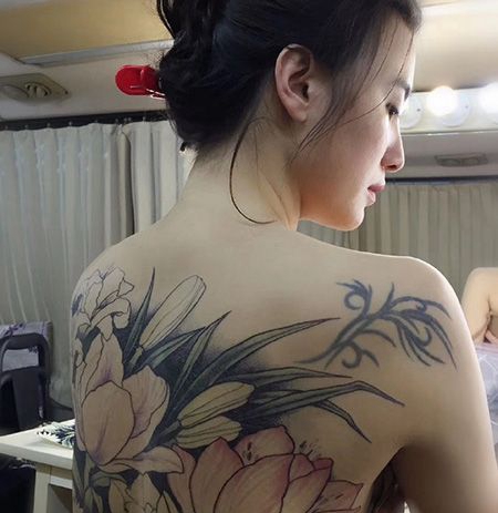 性感明星小宋佳全裸满背纹身