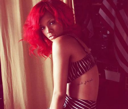 性感明星rihanna肋骨阿拉伯文纹身