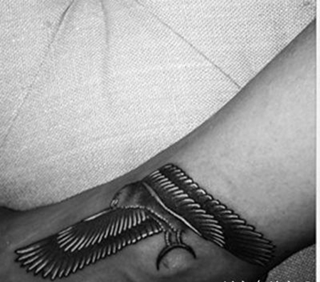 女明星rihanna脚踝霸气埃及猎鹰纹身