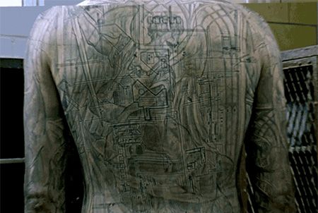 越狱米帅监狱地图满背纹身