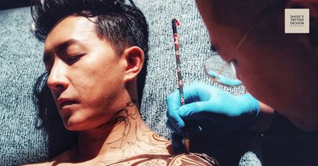 韩庚胸部帅气纹身