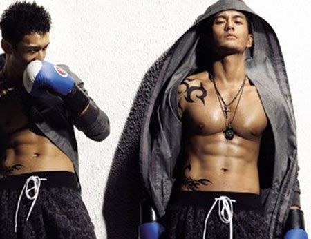 黄晓明帅气胸部纹身