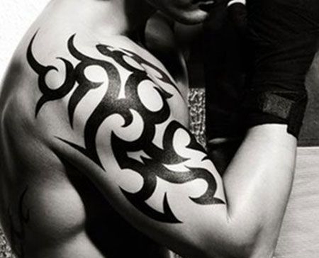 黄晓明手臂帅气欧美风纹身