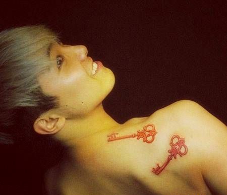 李弘基右肩钥匙纹身图案