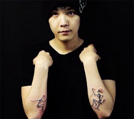 李弘基手肘骷髅纹身图案