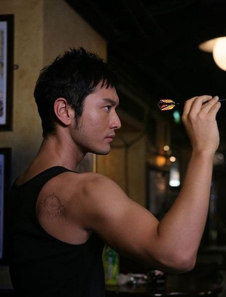 黄晓明右肩帅气纹身