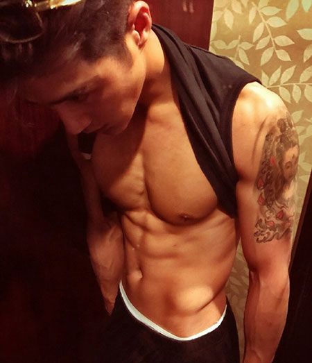 姜潮帅气花臂纹身