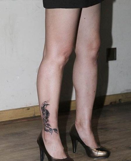 艺人郝蕾小腿纹身图案