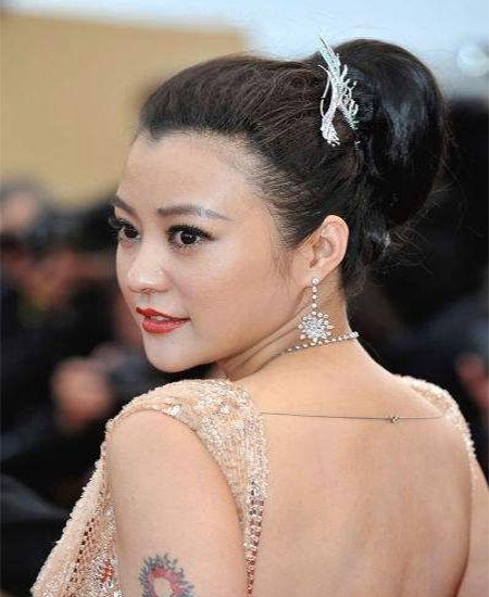 演员郝蕾左臂太阳纹身图案