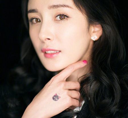 时尚美女杨幂手背黑色小猫纹身