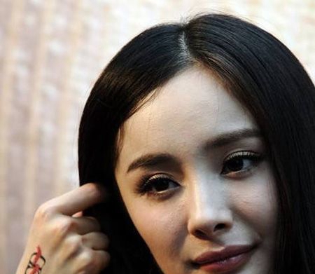 女演员杨幂手背个性符号纹身