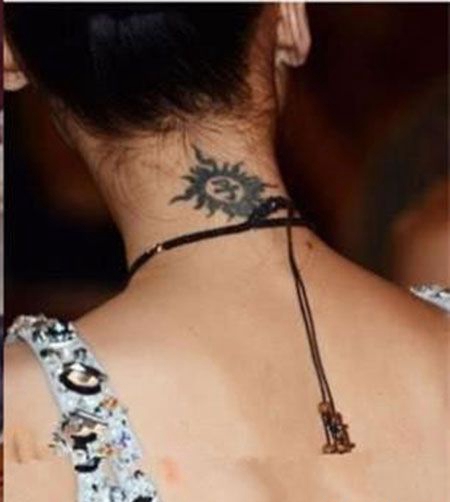 黄圣依后颈部纹身图案