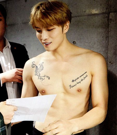 金在中胸前小清新纹身图案