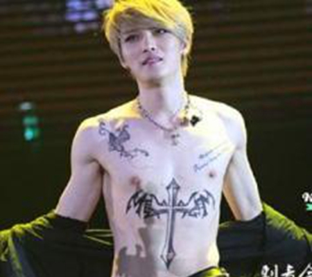 金在中上身帅气纹身图案