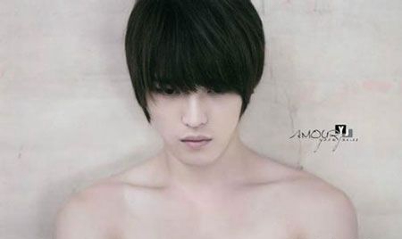 金在中胸前字母纹身图案