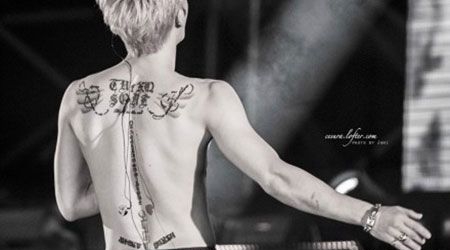 金在中后背字母刺青图案