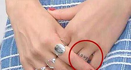 韩国女星孔孝真无名指LOVE纹身