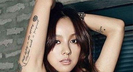 韩国女星李孝利手臂英文纹身