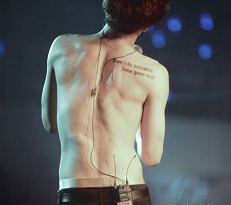 BTOB组合李昌燮后背字母纹身