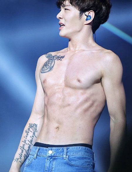 李昌燮胸前帅气钟表时间纹身图案