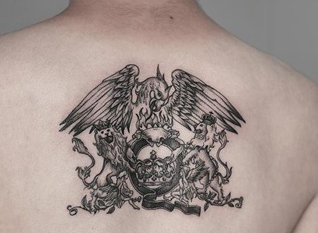 吴娴背部帅气的欧美风格纹身