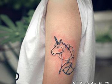 吴娴手臂简约线条独角兽纹身