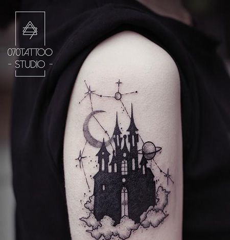 吴娴大臂黑色城堡纹身图案