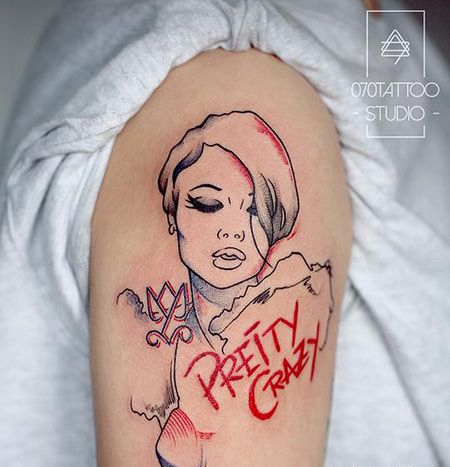 吴娴肩部酷炫的肖像纹身图片