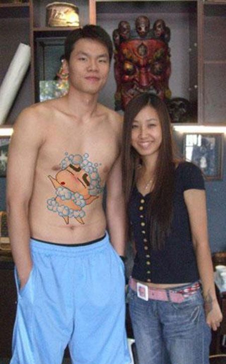 朱芳雨腹部可爱蜡笔小新纹身图案