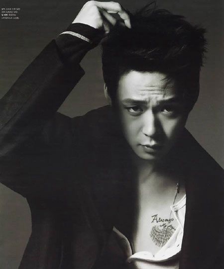 朴有天胸前唯美翅膀纹身