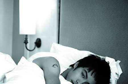 马天宇肩部小清新海豚纹身