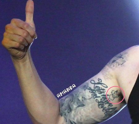 韩国人气男星苏志燮手臂字母纹身