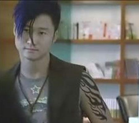 吴京手臂帅气图腾纹身