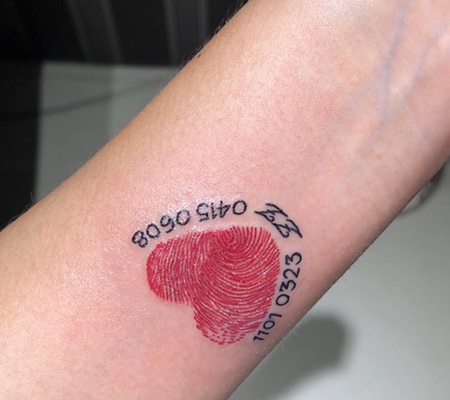 手腕夫妻指纹加日期创意纹身