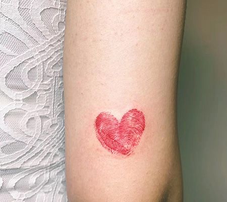 手臂上闺蜜指纹创意纹身图案