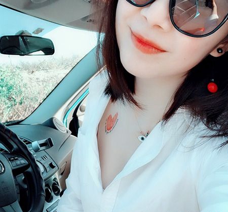 性感美女锁骨指纹小清新纹身