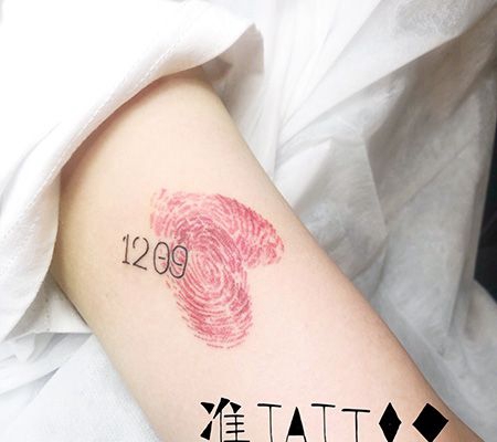 美女手臂上姥姥指纹小清新纹身