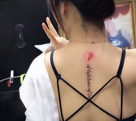 单身美女背部半指纹英文纹身