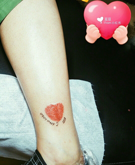 美女脚踝处老公指纹纹身图片