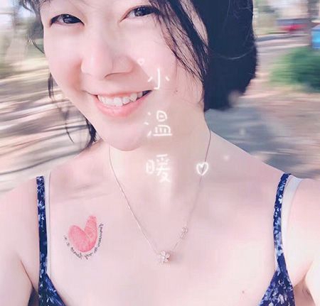 性感美女胸口父母指纹纹身